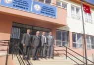 Köy okullarını ziyaret etti