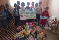 Köy okuluna oyuncak yardımı yaptılar