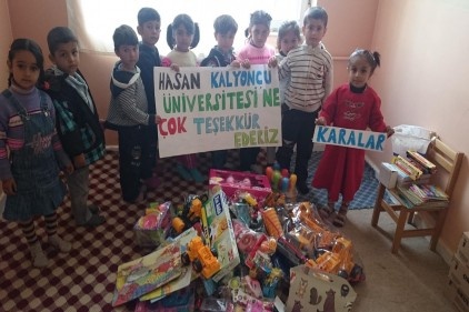 Köy okuluna oyuncak yardımı yaptılar