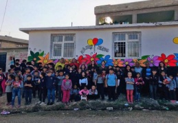 Köy okulunun duvarlarını boyayarak okula renk kattılar 