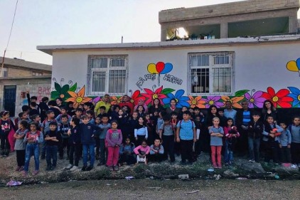 Köy okulunun duvarlarını boyayarak okula renk kattılar 
