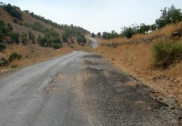 Köy sakinleri, bozuk yolların yapılmasını istiyor