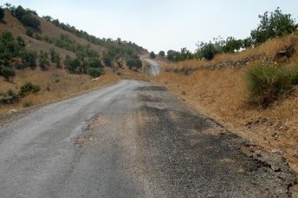 Köy sakinleri, bozuk yolların yapılmasını istiyor