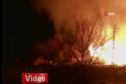Köyde çıkan yangında 8 ev, 1 ahır ve depo kül oldu