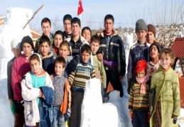 Köyde kar keyfi bir başka oluyor