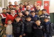 Köydeki çocuklarla tiyatro izledi