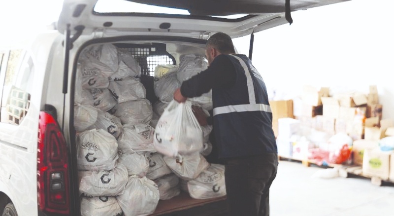Köylerde yaşayan depremzedelere gıda ürünleri ve hijyen malzemesi dağıtılıyor