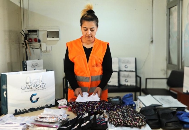 Köylerde yaşayan depremzedelere gıda ürünleri ve hijyen malzemesi dağıtılıyor