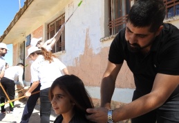 Köyleri gezerek, öğrencileri ücretsiz tıraş ediyor