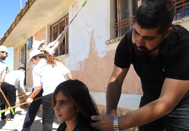 Köyleri gezerek, öğrencileri ücretsiz tıraş ediyor