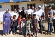 Köyleri gezerek, öğrencileri ücretsiz tıraş ediyor