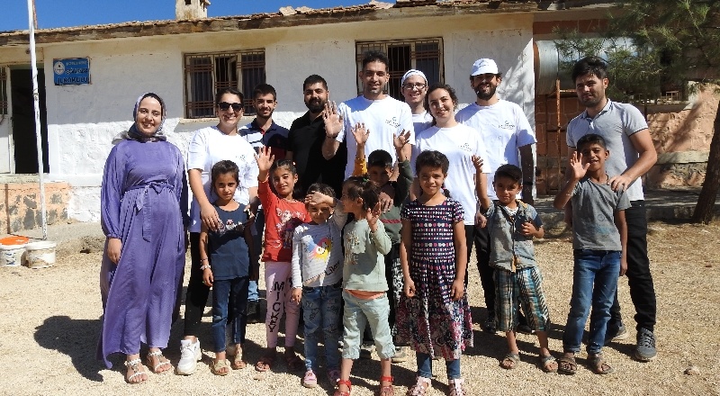 Köyleri gezerek, öğrencileri ücretsiz tıraş ediyor