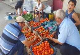 Köylü, kendi sebzesini üretiyor