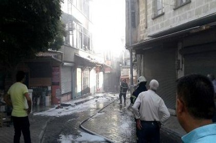 Kozmetikçide çıkan yangın 6 dükkanı yaktı