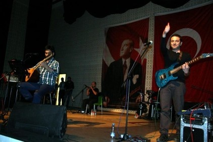 Kredi Yurtlar Kurumu Yurdu&#039;nda kalan öğrenciler gençlik şöleninde buluştu 