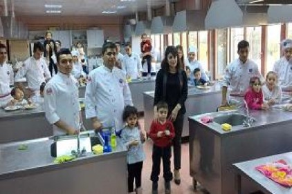 Kreş ve Anaokulu öğrencileri kendi kurabiyelerini yaptı