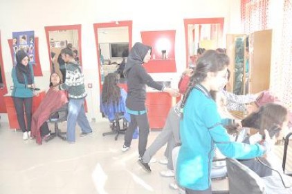 Kuaförlük öğrencileri mesleği kardeşleriyle öğreniyor 