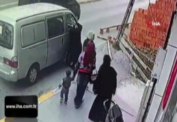 Kucağında bebek ile saniye farkıyla kurtuldu