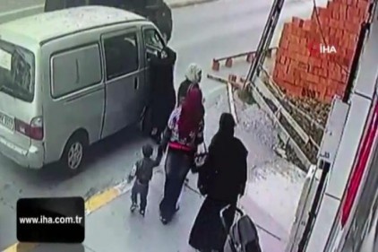 Kucağında bebek ile saniye farkıyla kurtuldu