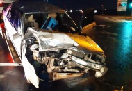 Kucağında yaralı bebek ile yoldan geçenlerden yardım istedi