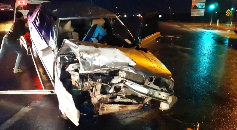 Kucağında yaralı bebek ile yoldan geçenlerden yardım istedi