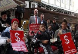 Küçücük dolarlarını bozdurdular