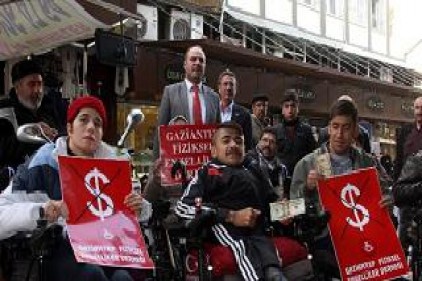 Küçücük dolarlarını bozdurdular