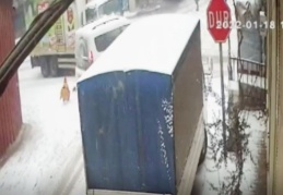 Küçük çocuğun inanılmaz kurtuluşu kamerada