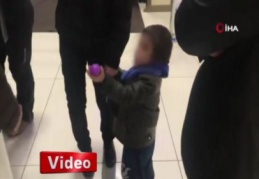 Küçük çocuk üzerinde notla annesi tarafından terk edildi