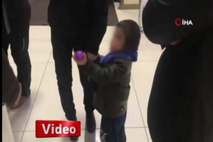 Küçük çocuk üzerinde notla annesi tarafından terk edildi