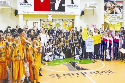 Küçük Erkek Basketbol Takımı namağlup şampiyon oldu