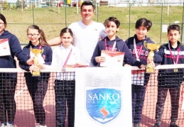 Küçük Erkek Tenis Takımı il birincisi, Küçük Kız Tenis Takımı ise il ikincisi oldu