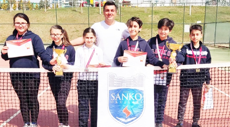 Küçük Erkek Tenis Takımı il birincisi, Küçük Kız Tenis Takımı ise il ikincisi oldu