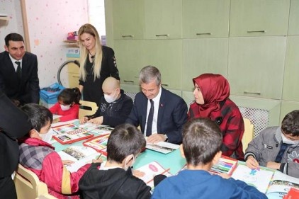 Küçük hastaları ziyaret edip, moral verdi