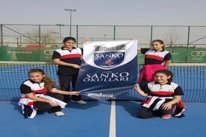 Küçük Kız Tenis Takımı il üçüncüsü oldu