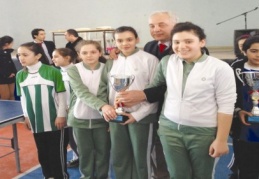 Küçük kızları masa tenisinde il ikincisi