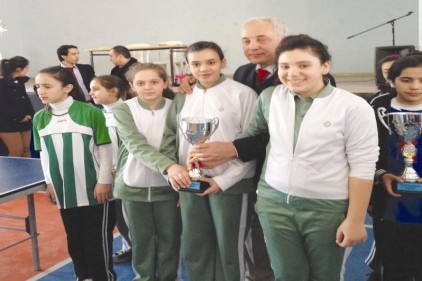 Küçük kızları masa tenisinde il ikincisi