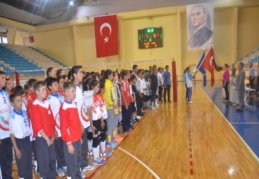 Küçükler Kız-Erkek Voleybol Grup Müsabakaları yapılıyor