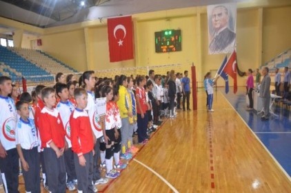 Küçükler Kız-Erkek Voleybol Grup Müsabakaları yapılıyor