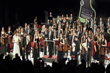 Kültürlerarası köprü kuran büyüleyici piyanist Fazıl Say Gaziantep&#8217;e geliyor