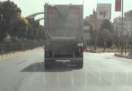 Kum yüklü hafriyat kamyonunun tehlikeli yolculuğu 