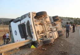 Kum yüklü kamyon devrildi