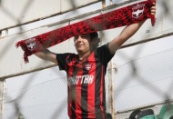 Küme düşen takımına tribünden tek başına destek verdi 