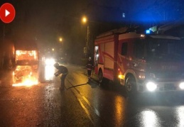 Kundaklandığı iddia edilen kamyonet alev alev yandı