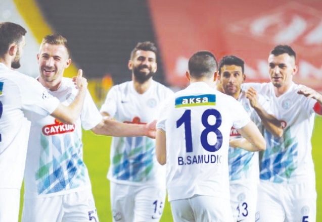 Kupa Amerika'da Uruguay ve Paraguay güldü