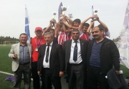 Kupayı Hatice Büyükbeşe Ortaokulu götürdü