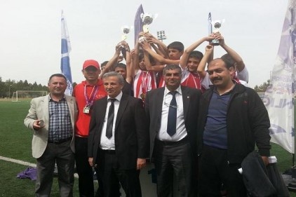 Kupayı Hatice Büyükbeşe Ortaokulu götürdü