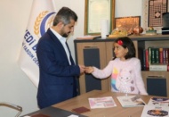 Küpesini Yemenli çocuklara gönderdi