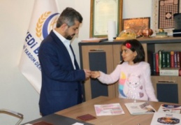 Küpesini Yemenli çocuklara gönderdi