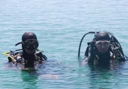 Kurbağa adamlar su altındaki suçları aydınlatıyor 